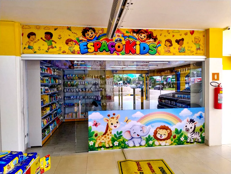 Entrada do Espaço Kids, com painéis coloridos de crianças e animais